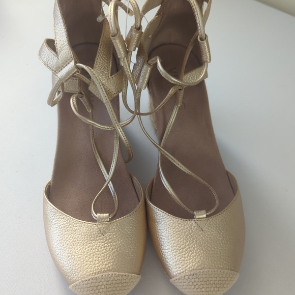 Vionic women's Calypso gold metallic espedrille send a lace-up wedge size 6.5 - Picture 2 of 8